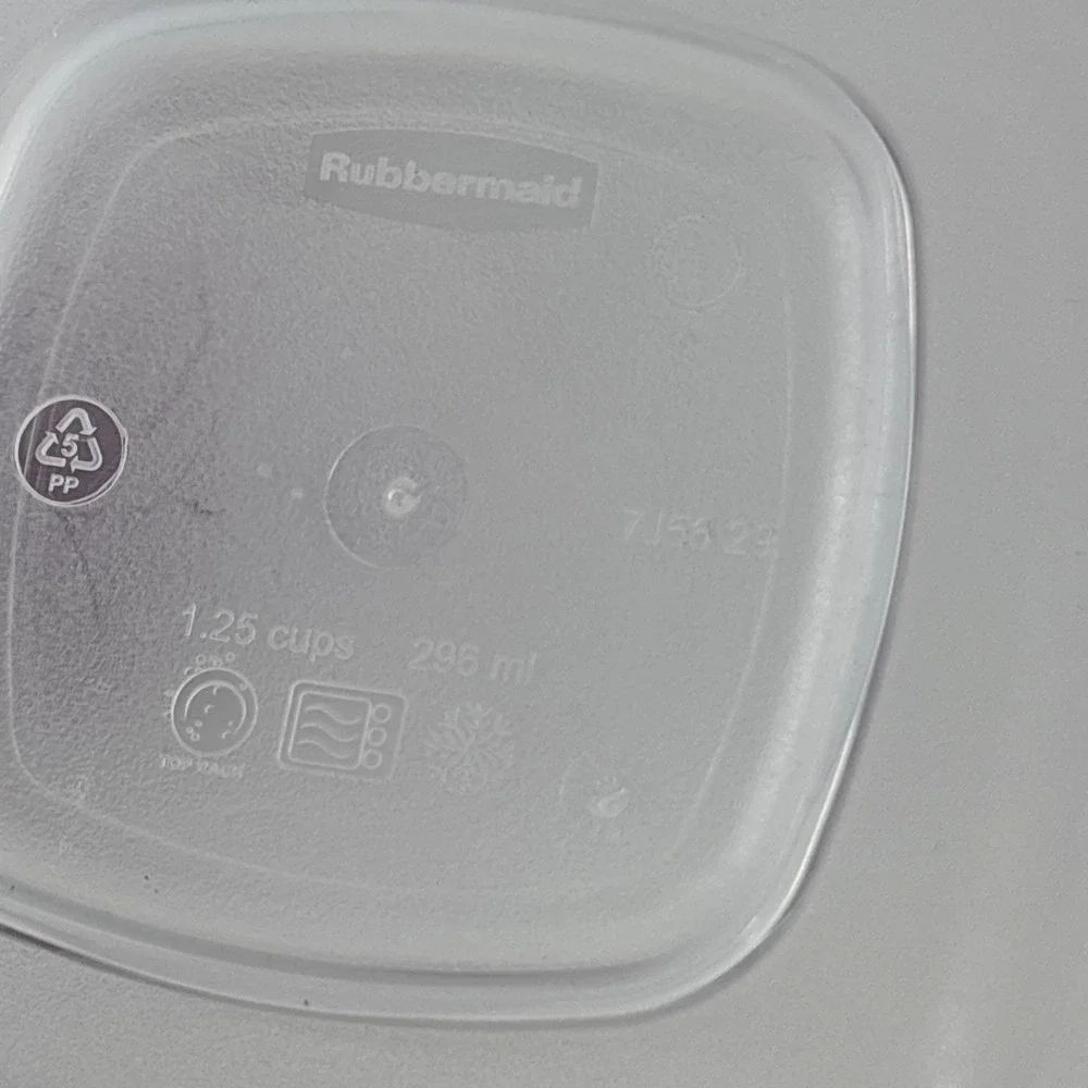 Rubbermaid Container LOT (5)  1.25 Cup, (2) 7 Cups & (4) 4 oz Red Snap-on Lids
